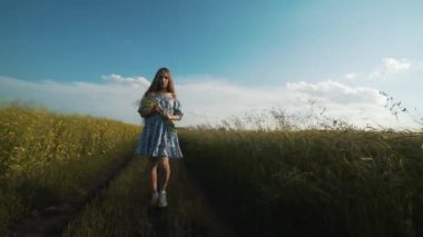 Bir kadın Village Road alanı boyunca yürür