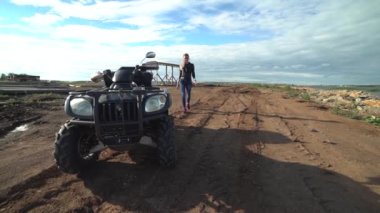 Güneş patlaması onun arkasında onun rekabet mesafe düşünmeye dikkatle bakarak kadın quad Bisiklet yarışçısı