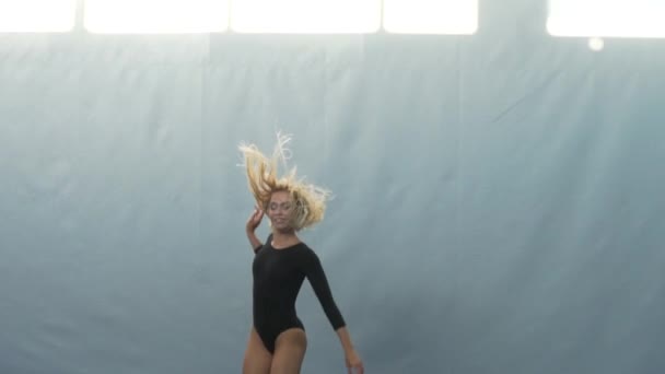 Гімнастка стрибає на батуті, повільний рух — стокове відео