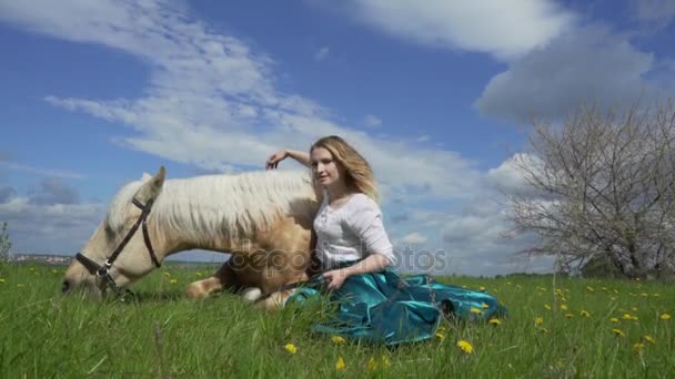 Молода жінка обіймає коня — стокове відео