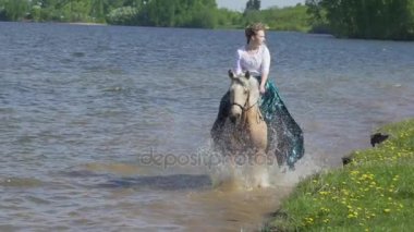 Gri atı slowmotion kadın ile suya atlar.
