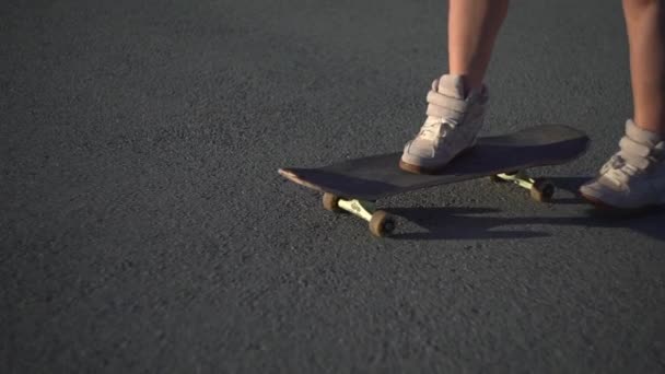 Ung dam fötter med skateboard — Stockvideo