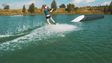 Wakeboard üzerinde sıçrama atlama kadın.