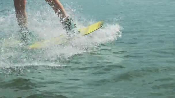 Chica deportiva en wakeboard — Vídeo de stock