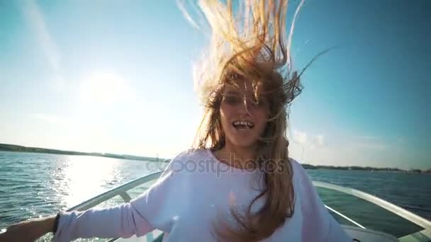 女人坐在船上，头发飘在风中，庆祝景观、 自然、 海景，享受安息 — 图库视频影像