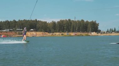 Wakeboard üzerinde sıçrama atlama kadın.