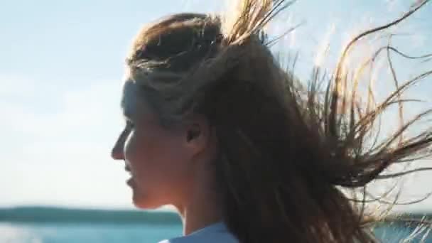 Férias de verão - menina dirigindo um barco a motor — Vídeo de Stock