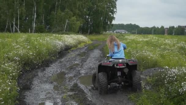 Μια εκδρομή σε ένα Atv για off-road και τη βρωμιά. Οδήγηση Pov σε ένα Atv σε αγροτικό δρόμο έρημο μέσα από ένα δάσος — Αρχείο Βίντεο