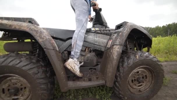 La chica conduce ATV en un camino sucio — Vídeo de stock