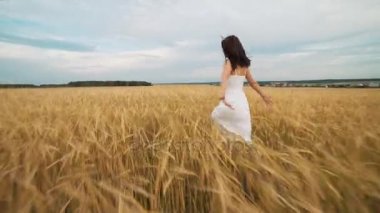 Güzellik kız açık havada zevk doğa. Güneş ışığı bahar sahada çalışan beyaz elbiseli güzel genç Model kız. Parlayan güneş özgür mutlu kadın. Sıcak Renk tonlu