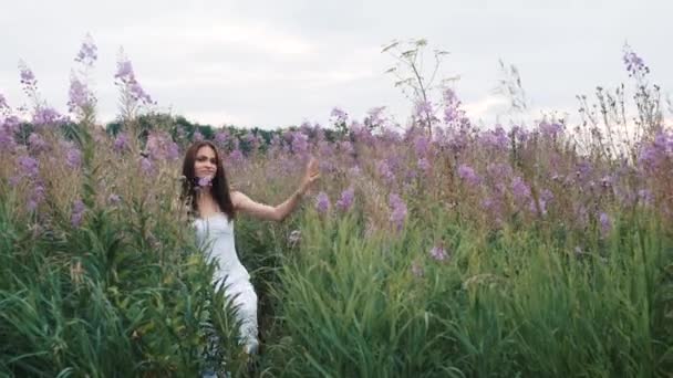 Jeune jolie fille marche dans le champ de lavande . — Video
