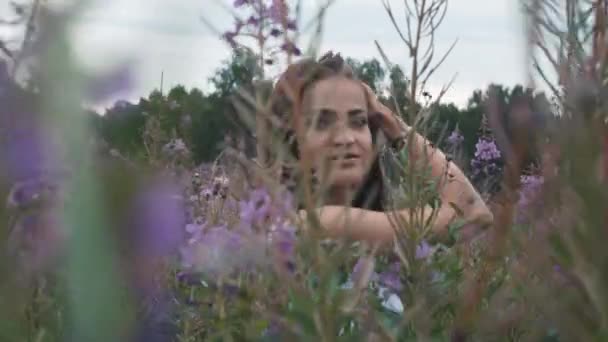 Junges hübsches Mädchen zu Fuß in Lavendelfeld. — Stockvideo