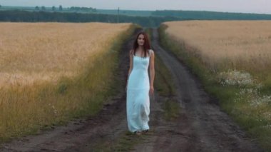 Kırsal yolda yürüyordum kadın