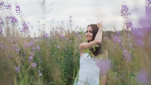 Menina feliz sorrindo, de mãos dadas em lavanda. Foco suave, close-up — Vídeo de Stock