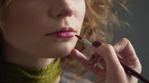 Make-up Artist malt Lippen für Mädchen. professionelles Make-up des Modells. schöne Bräute Make-up. — Stockvideo