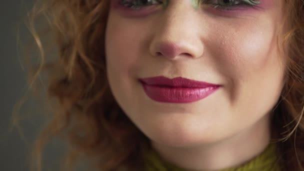 Make-up artist nałożyć szminkę z pędzla. Zbliżenie twarzy modelki z mody błyszczące czerwone usta makijażem, pojęcie piękna — Wideo stockowe