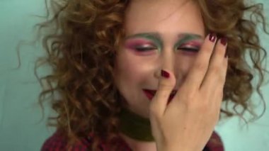 Bir 70s giyen genç kadın stüdyoda bir poz çarpıcı retro giysiler. Disko diva