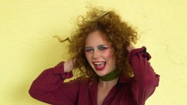 Молода жінка в ретро-одязі 70-х років вражає позу в студії. Диско дива — стокове відео