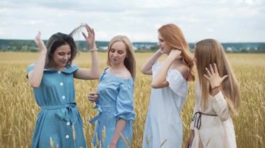 Kamerayı izleyen bir buğday alan dört güzel kız
