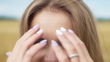 Güzel bir gülümseyen genç kadın portresi güneşli yaz