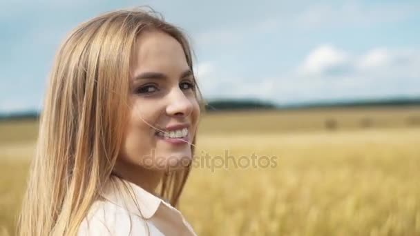 Retrato soleado de verano de una hermosa joven sonriente — Vídeos de Stock