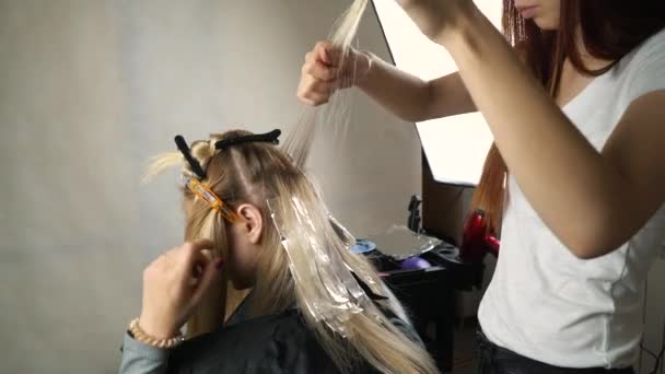 Fúj haját, ha a festés. Szárítás hosszú barna haj egy körkefe és hajszárító. Közeli kép:. — Stock videók