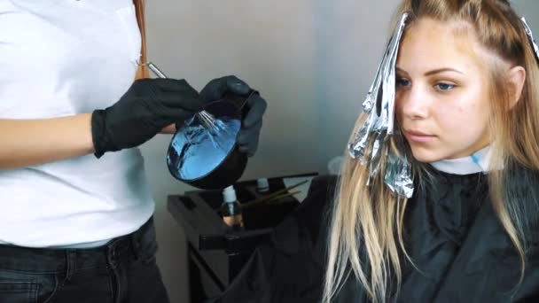 Preparação de cabeleireiros cores do cabelo — Vídeo de Stock