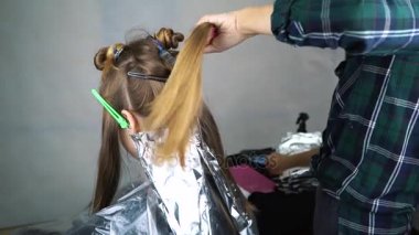Stilist Kuaför yapar saç boyama, blonding. O fırçayı kullanır. Görünümü Kapat. Salonların siyah eldiven eller. Berber, Kuaför Salonu. Güneş ışığı pencerelerden akarsu. Güneşli