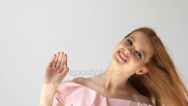 Retrato de bela menina ruiva alegre com cabelo encaracolado voando sorrindo rindo olhando para a câmera sobre o fundo branco . — Vídeo de Stock