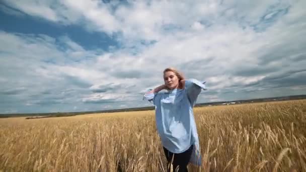 Belleza fresca chica romántica al aire libre. Naturaleza. Puesta de sol. Hermosa modelo mujer joven con el pelo largo en un campo sonriente. Linda adolescente acostada en el campo bajo la luz del sol. Sol Brillante, Sol. Retroiluminado . — Vídeo de stock