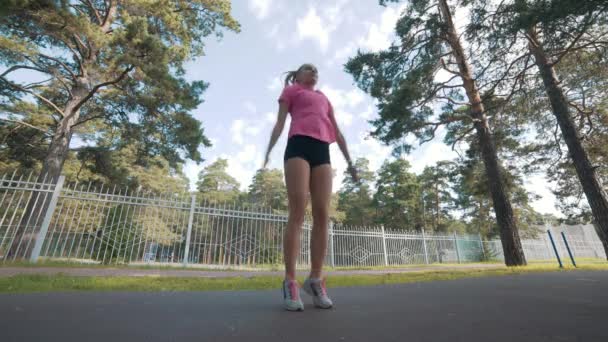 Mulher está se alongando antes de correr. Conceito de fitness e estilo de vida. — Vídeo de Stock