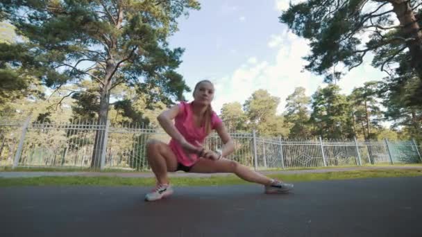 Jovem corredor mulher fitness se aquecer antes de correr na pista — Vídeo de Stock