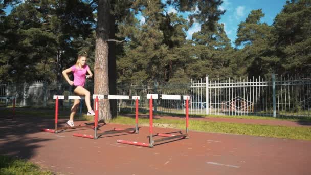 Professionelle Hürdenläuferin in Aktion. Laufen mit Hindernissen, Training. — Stockvideo