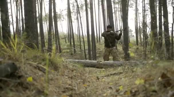 Skogshuggare i skogen, hugga ved med en yxa — Stockvideo