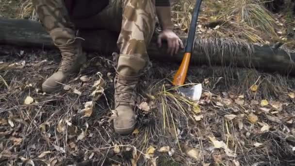 Boscaiolo seduto nella foresta. Riposo dopo un duro lavoro . — Video Stock