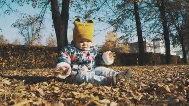 Sonbahar parkta oynarken küçük şirin kız bırakır.