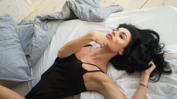 Sensuales mujeres jóvenes con lencería negra en la cama — Vídeo de stock