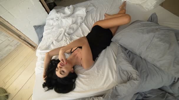 Sensuell unga kvinnor som bär svarta underkläder i sängen — Stockvideo