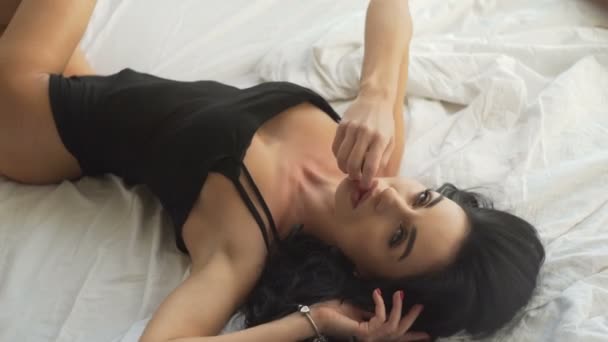 Sensuele jonge vrouwen het dragen van zwarte lingerie in bed — Stockvideo