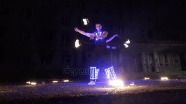 ateş gösterisi, Led dansları ateş, alev, takım elbiseli bir adam dans ateşli bir rakam karanlıkta çizer.