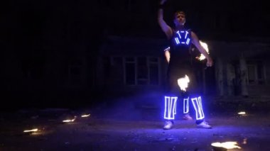 İki adam performansını gösterisinde güzel ateş