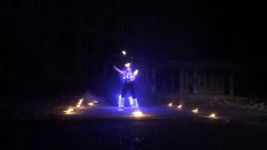 İki adam performansını gösterisinde güzel ateş