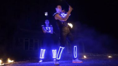 İki adam performansını gösterisinde güzel ateş