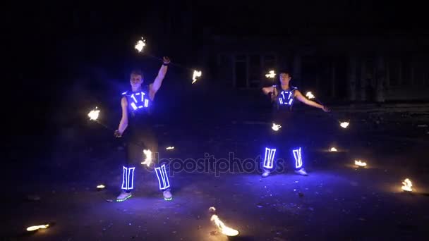 Hermoso espectáculo de fuego en la actuación de dos chicos — Vídeo de stock