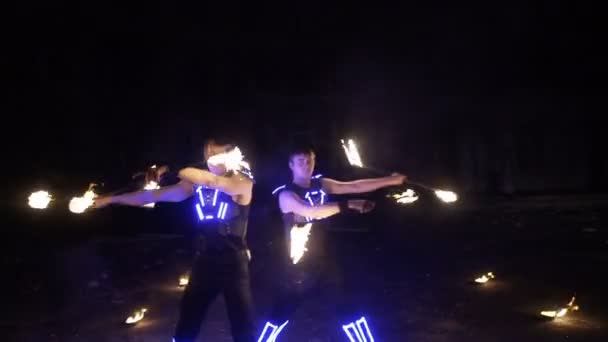 Beau spectacle de feu dans la performance de deux gars — Video