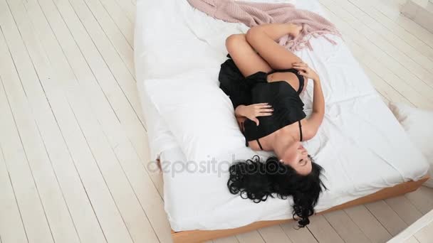 Uma mulher sexy a namoriscar. Sensual bonita Mulher em roupa interior sexy Flertando com Câmera. menina sedutora em roupa interior preta Em cima da cama. mulher sexual em roupa interior sexy na cama. Sexualidade . — Vídeo de Stock