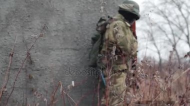 Silahlarla pusuda askeri askerleri jestleri iletişim kurmak. Askerler silah fırtına terörist için hazırlanıyor. Keskin nişancı silah ile askeri asker