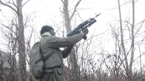 El soldado dispara una ametralladora explota, lanzagranadas — Vídeo de stock