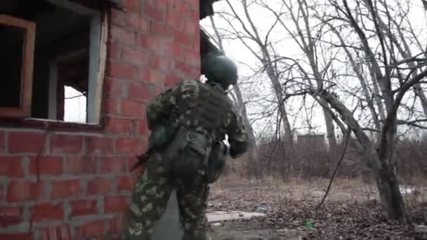 Soldado lança granada de mão — Vídeo de Stock