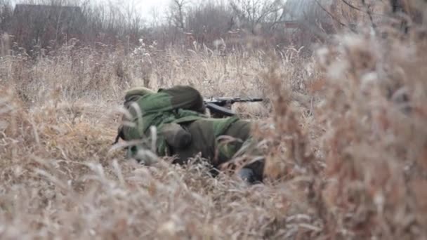 Солдати повзають по полю під час засідки — стокове відео